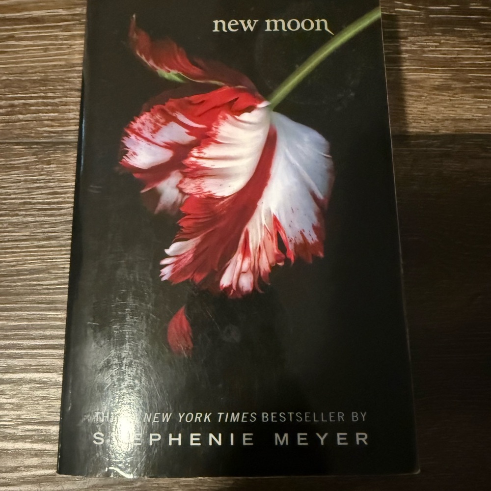New Moon by Stephenie Meyer Book